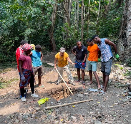 M Dores Cruz, center, and her team carry out painstaking excavation work at the site of one of São Tomé’s earliest sugar plantations.