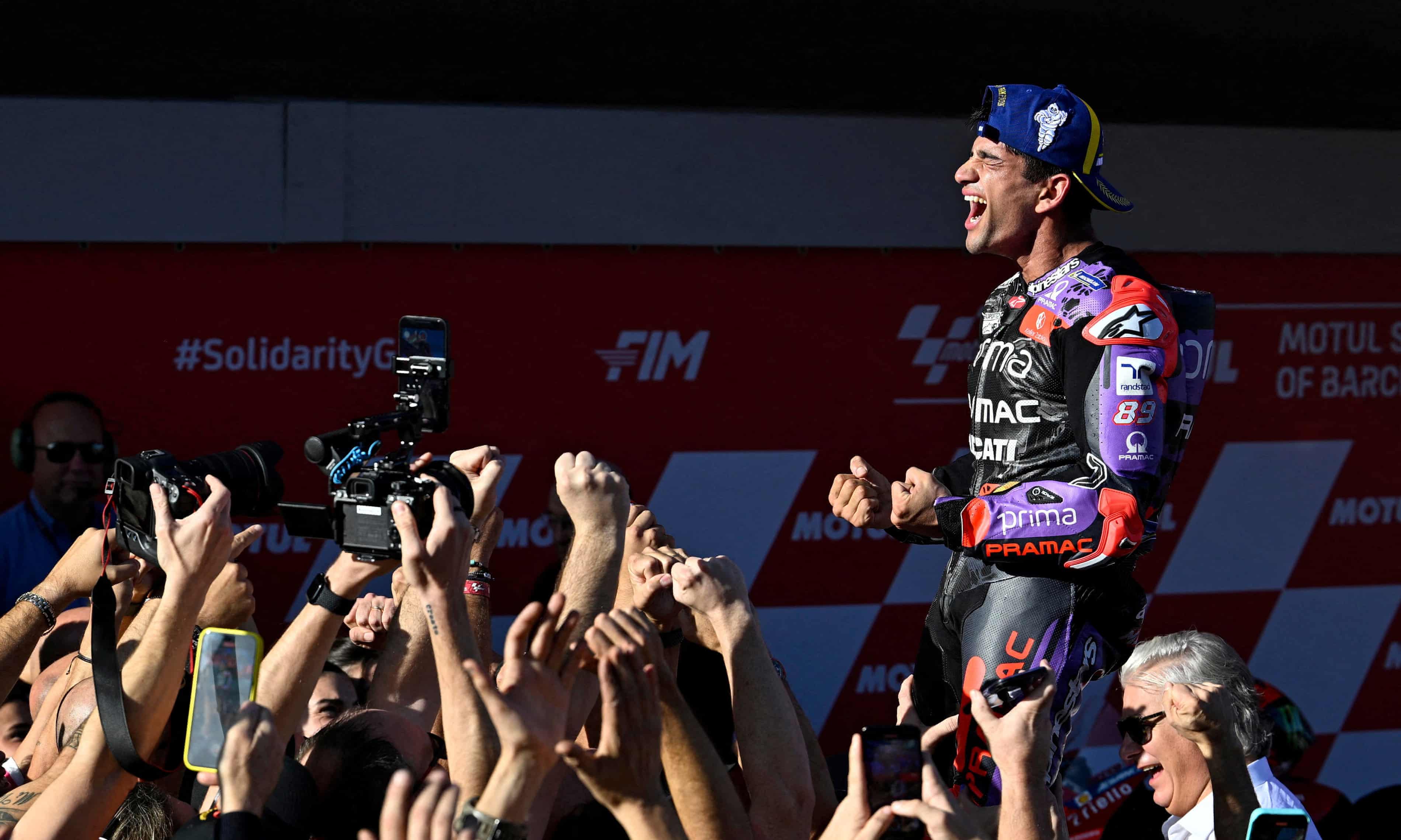 Jorge Martín câștigă titlul mondial MotoGP 2024 la Pramac Racing în fața lui Bagnaia la Marele Premiu al Solidarității | sursa foto: The Guardian Jorge Martín câștigă titlul mondial MotoGP 2024 la Pramac Racing în fața lui Bagnaia la Marele Premiu al Solidarității | sursa foto: The Guardian