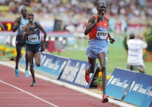 Mo Farah estableció un récord británico de 1500 metros cuando terminó detrás de Asbel Kiprop en 2013.