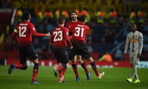 fellaini to rescue as manchester united leave it late to qualify for
