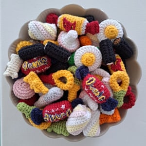 A bowl of sweets recreated using crochet by Maria Skog.