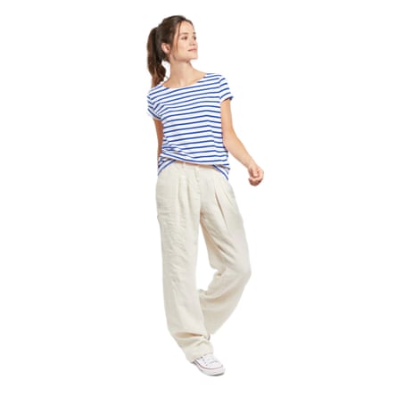 A model weares a Héritage Amor-Lux Breton striped shirt. The tshirt is short sleveed and white with blue stripes.