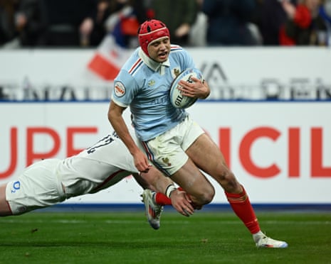 Bielle-Biarrey evades the tackle of Atkinson to score.