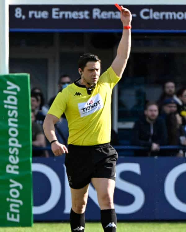 Georgian referee Nika Amashukeli sends off Leicester’s Guy Porter for seemingly accidental head contact with Clermont’s Fritz Lee on Saturday.