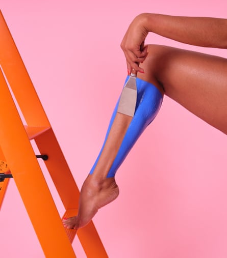 Kaki dicat biru di tangga