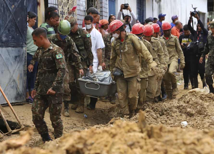 Petugas penyelamat membawa mayat korban di Recife.