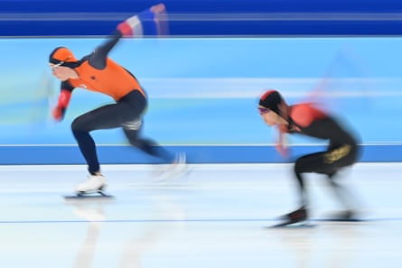 Merijn Scheperkamp des Pays-Bas patine devant Tao Yang de Chine lors du 500 m hommes aux Jeux olympiques d'hiver de Pékin