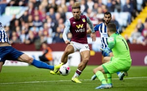 Jack Grealish anota para Aston Villa contra Brighton en octubre.