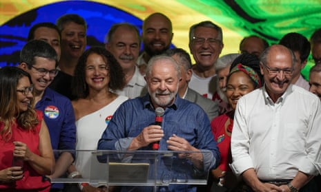 El expresidente brasileño Luis Inácio Lula da Silva habla con sus seguidores después de ganar la segunda vuelta el domingo 30 de octubre de 2022.
