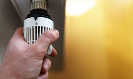 Një burrë që rregullon një valvul termostati të radiatorit.