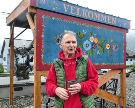Dan Sullivan in a red hoodie next to a 'Velkommen' sign