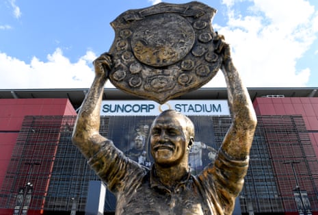 Wally Lewis statue