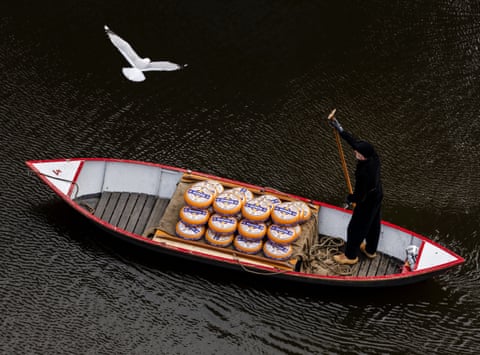 Uma gaivota observa atentamente o queijo de um vendedor sendo transportado de barco durante a abertura do primeiro mercado de queijos da temporada em Alkmaar, na Holanda.