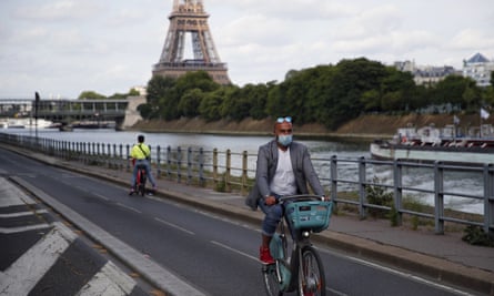 Les Parisiens font du vélo le long de la Seine à Paris, mai 2020