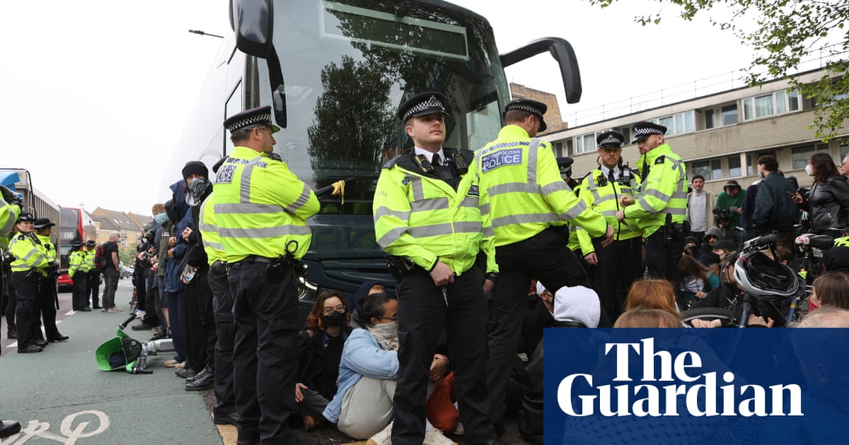 London protesters block coach taking asylum seekers to Bibby Stockholm