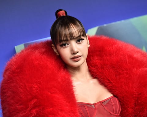 Lisa wears a fluffy red collar and dress at the MTV Video Music Awards