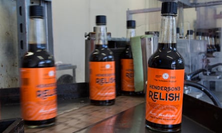De quoi donner du peps à vos navets ? : des bouteilles de Sheffield's Henderson's Relish.