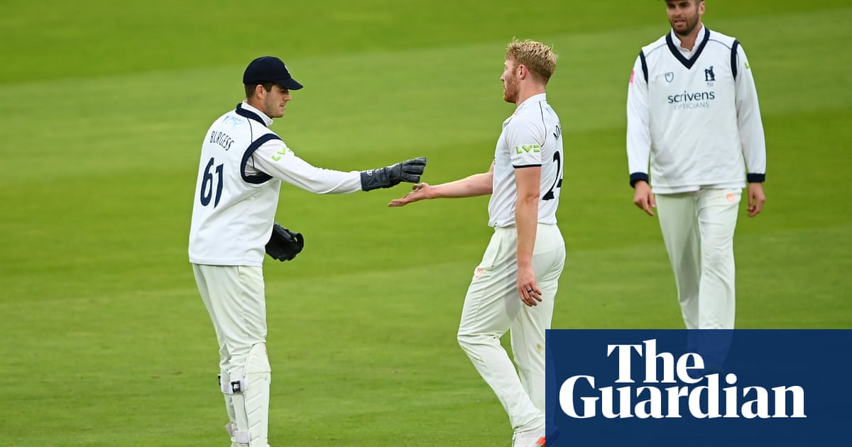 Warwickshire dominate BWT final to leave Lancashire at risk of record defeat