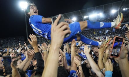 Matteo Cancellieri được cổ động viên Empoli ném lên trời trong màn ăn mừng cuồng nhiệt trên sân.