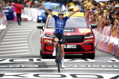 Yara Kastelijn is triumphant as she crosses the line to take the stage four win of the Tour de France Femmes avec Zwift 2023.