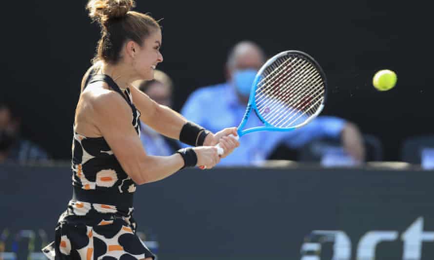 Maria Sakkari in action against Iga Swiatek