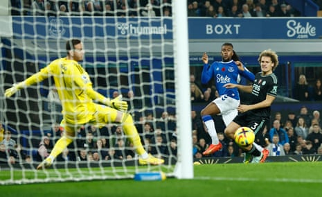Alex Iwobi goes close to scoring.