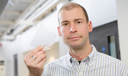 Scott White da Pragmatic Semiconductor com folha de microchips