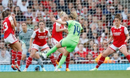 Jill Roord dari VfL Wolfsburg menembak untuk menyamakan kedudukan timnya selama pertandingan leg 2 semifinal Liga Champions antara Arsenal Wanita dan VfL Wolfsburg Wanita di Stadion Emirates.