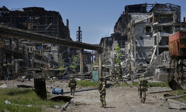 Soldados russos patrulham a área da Metalúrgica Kombin Azovstal, em Mariupol, na região de Donetsk controlada pela Rússia.