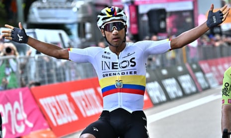 Jhonatan Narváez celebrates winning the first stage of the 2024 Giro d’Italia