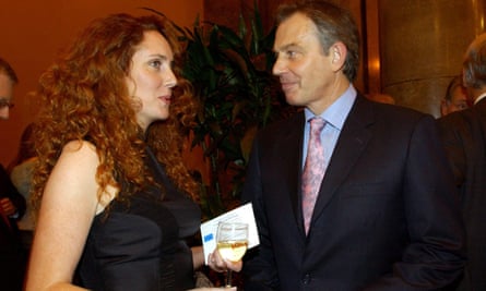 Tony Blair s'entretient avec l'ancienne rédactrice en chef du Sun, Rebekah Wade (aujourd'hui Brooks en 2004.