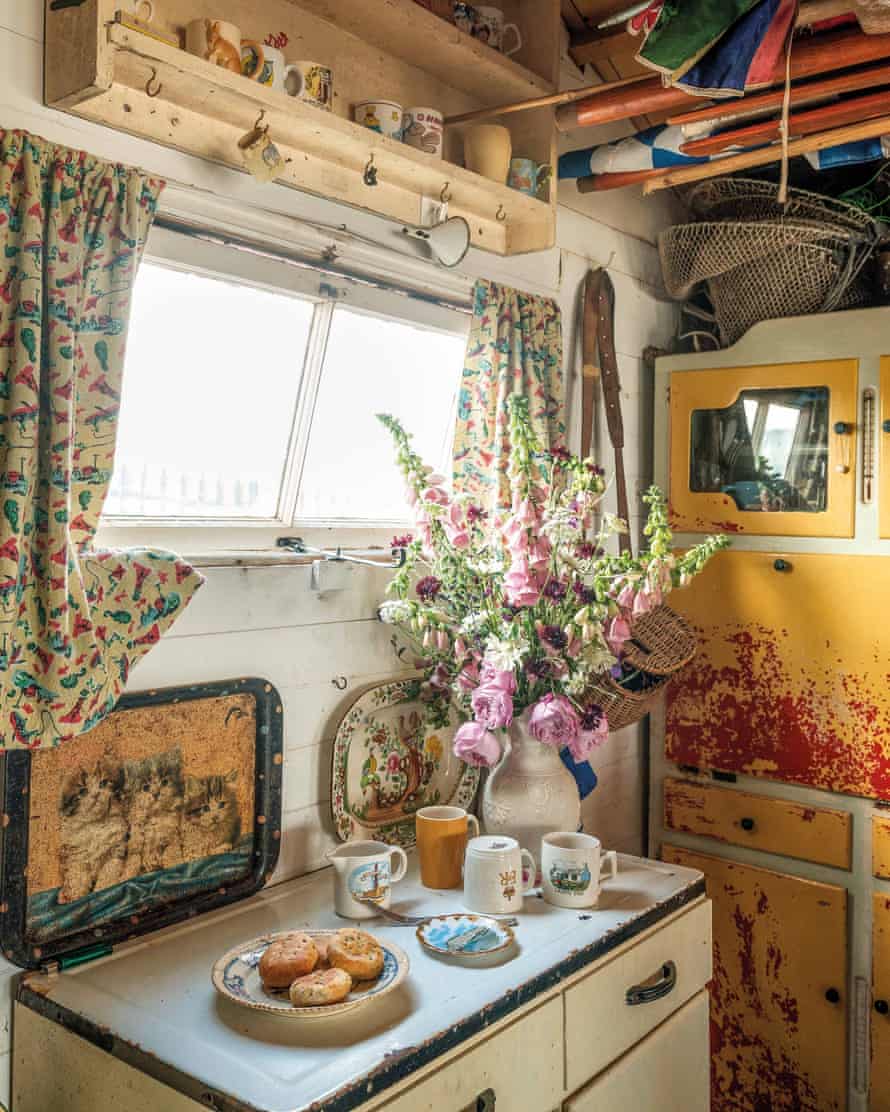 Transported back in time: the tiny 50s kitchenette.