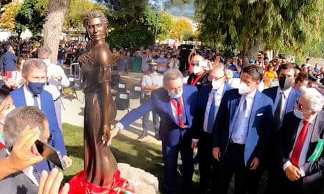 The statue is unveiled in Sapri