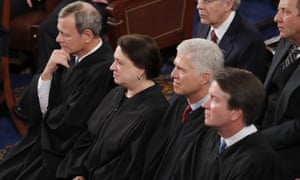 From left in foreground: Chief Justice of the United States John Roberts, Elena Kagan, Neil Gorsuch and Brett Kavanaugh listen to Donald Trump’s state of the union address in Februar 2020.