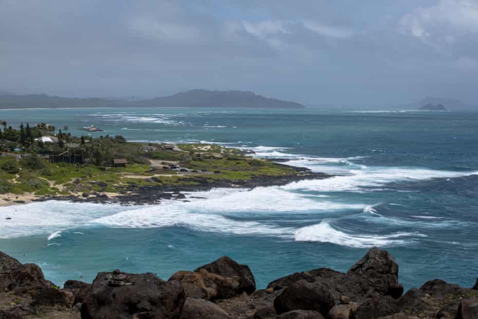 Surfpausen an der Küste von Oahu.  Das Gewicht einer Tourismusbranche hat sich auf das, was viele glauben, über die Kapazitäten der Inseln hinaus erhöht.