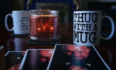 كوب يحمل شعار