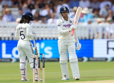 Η Smriti Mandhana αναγνωρίζει το πλήθος αφού έφτασε τα πενήντα της.