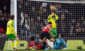 Gol: Che Adams de Southampton anota su primer gol.