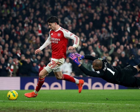 Arsenal’s Kai Havertz rounds Robert Sánchez to score the only goal of the game against Chelsea in the Carabao Cup semi-final, second leg to make it 4-2 on aggregate.
