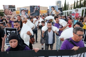 Israelis march with sacks of flour