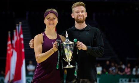 Elina Svitolina and coach Andrew Bettles pose with the trophy after the Ukrainian won the 2018 WTA Finals.