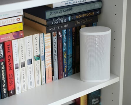 The Sonos Play sitting on a bookshelf