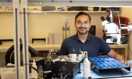 Dr Soumyadip Rakshit em um laboratório MysteryVibe em Guildford, Reino Unido