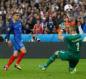 France v Iceland - EURO 2016 - Quarter FinalFootball Soccer - France v Iceland - EURO 2016 - Quarter Final - Stade de France, Saint-Denis near Paris, France - 3/7/16 France’s Antoine Griezmann scores their fourth goal REUTERS/Carl Recine Livepic