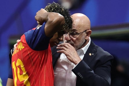 Luis de la Fuente briefs Lamine Yamal before sending him on for Spain against Cape Verde
