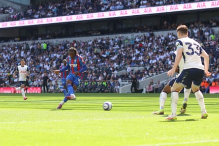 Eberechi Eze slots in Palace’s second goal.