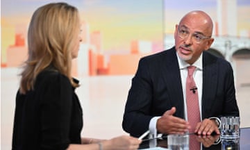 Nadhim Zahawi on Sunday with Laura Kuenssberg. Kuenssberg is in the foreground, side-on to the camera and sitting at a desk. Zahawi is sitting further round the desk.