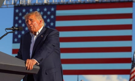 Donald Trump, Arizona, Mesa'daki bir miting sırasında konuşuyor.