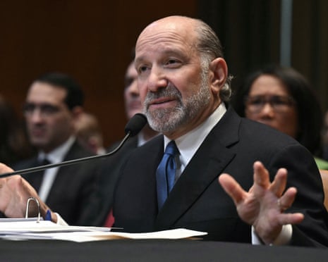 हॉवर्ड लुटनिक 22 अप्रैल 2026 को सीनेट विनियोग उपसमिति की सुनवाई के दौरान गवाही देते हैं।