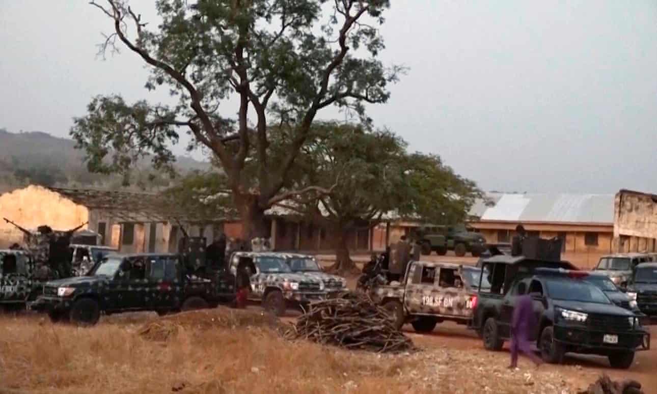 Nigeria envía tropas para rescatar a más de 250 niños escolares secuestrados